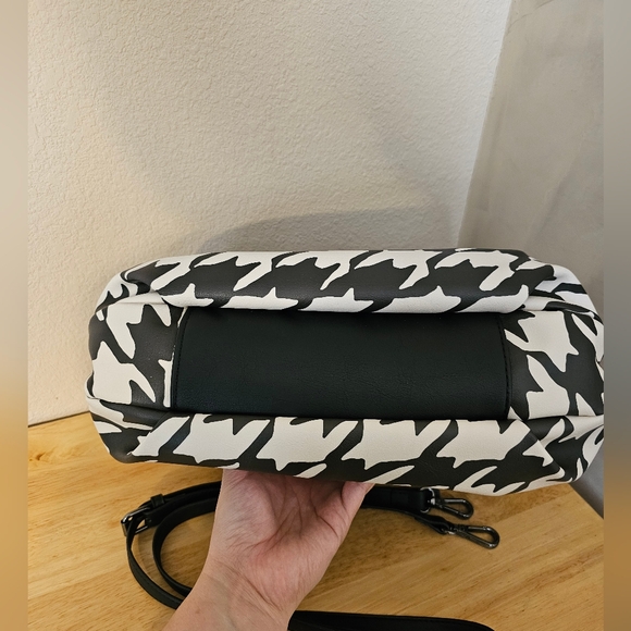 Vera Wang Houndstooth Handbag - Picture 3 of 7